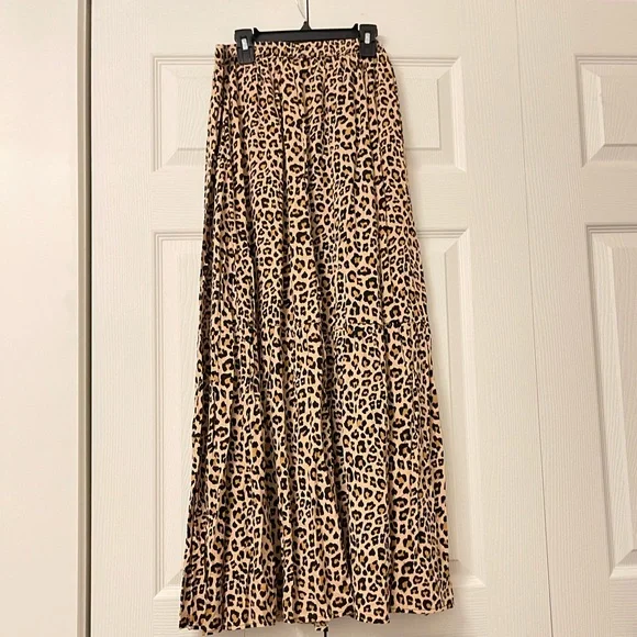OFF TO BALI SKIRT IN LEOPARD PRINT by Showpo - Picture 5 of 7